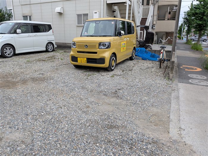 店舗隣の駐車場の全体写真